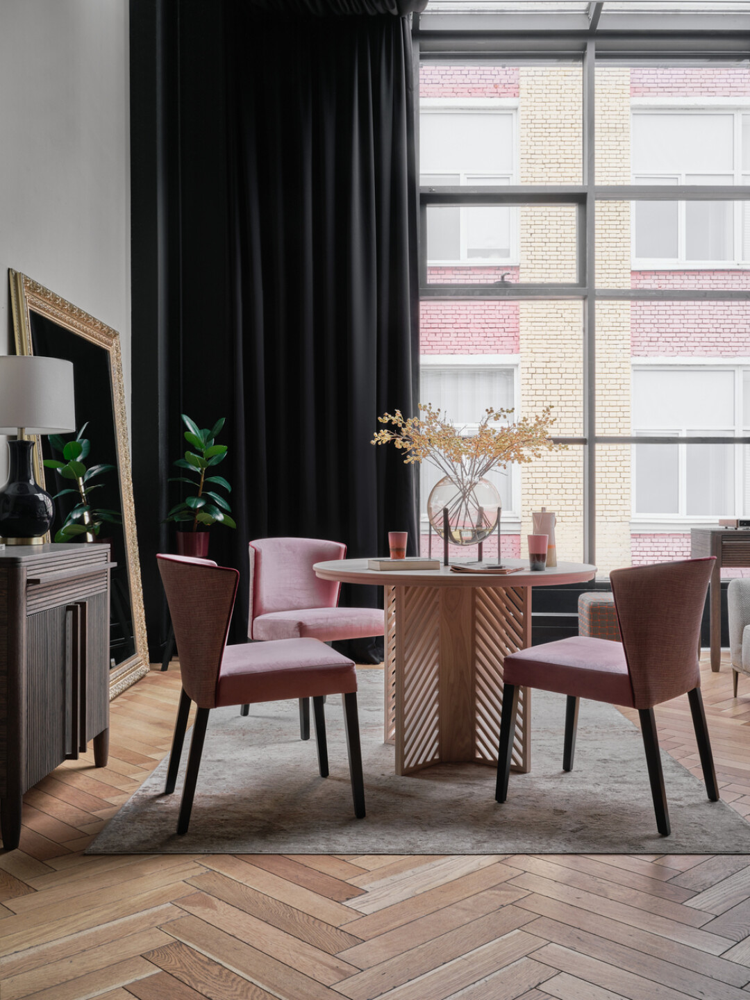 Новая капсула Елизаветы Зар — коллекция обеденных столов в стиле contemporary. Все три серии с говорящими названиями. Например, прообразом для дизайна