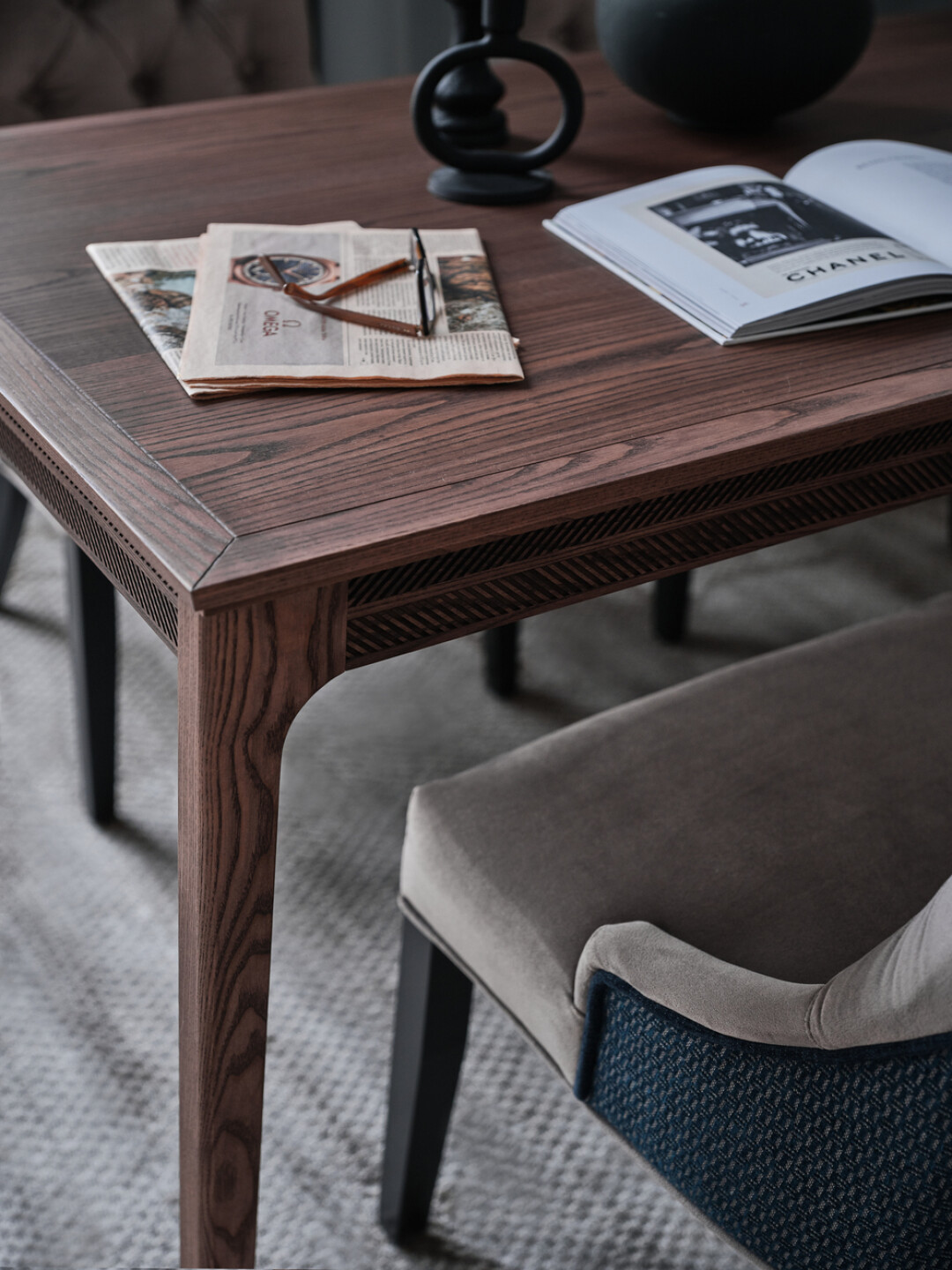 Стол Fern («папоротник») выполнен из древесины в теплом карамельном оттенке, царгу — это соединительная планка между ножками — украшает графичная