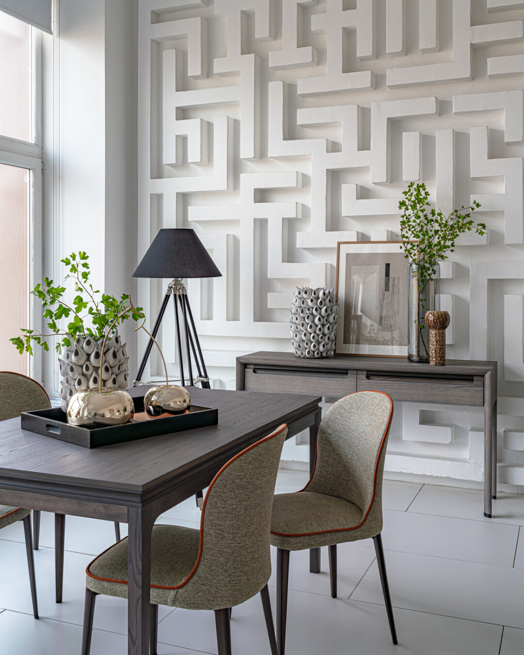 В основу же серии Groove («выемка») легла интересная деталь — небольшое углубление по канту столешницы. За счет этого классический стол приобретает