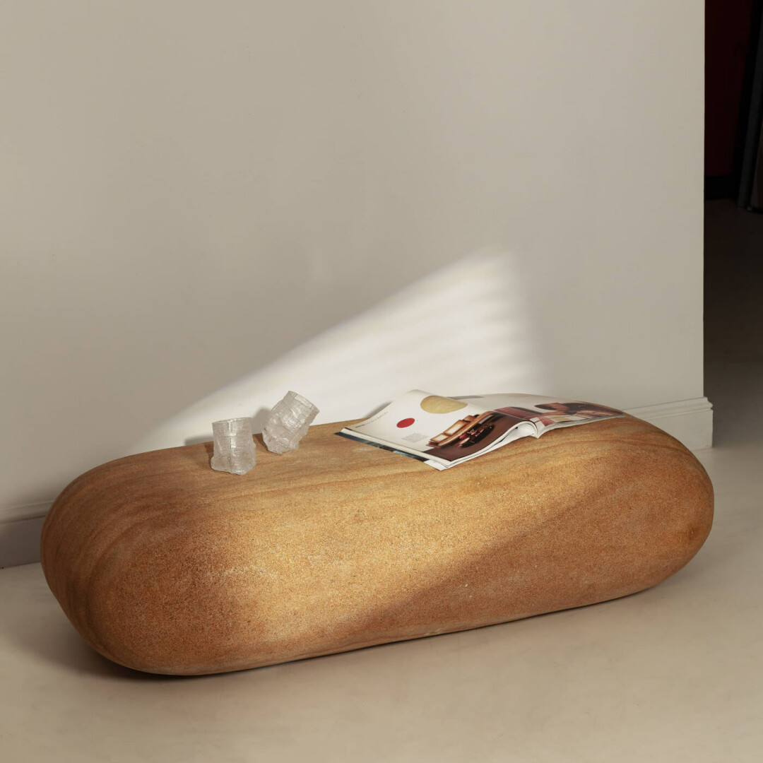 Журнальный стол из традиционного дагестанского камня — ракельского ракушечника — своими формой, цветом и фактурой отсылает к хлебу