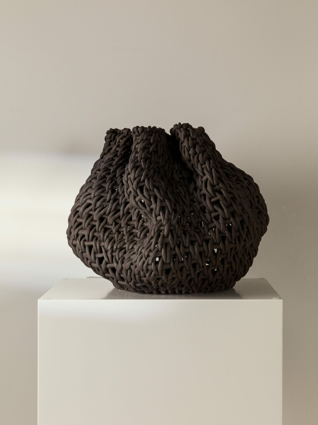 Скульптура Натальи Макаровой Вдохновлена русскими циновками. Ваза создана в авторской технике лепки из жгута из нескольких сортов глины