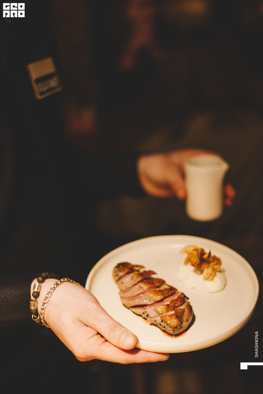 Утка с топинамбуром и черным яблоком