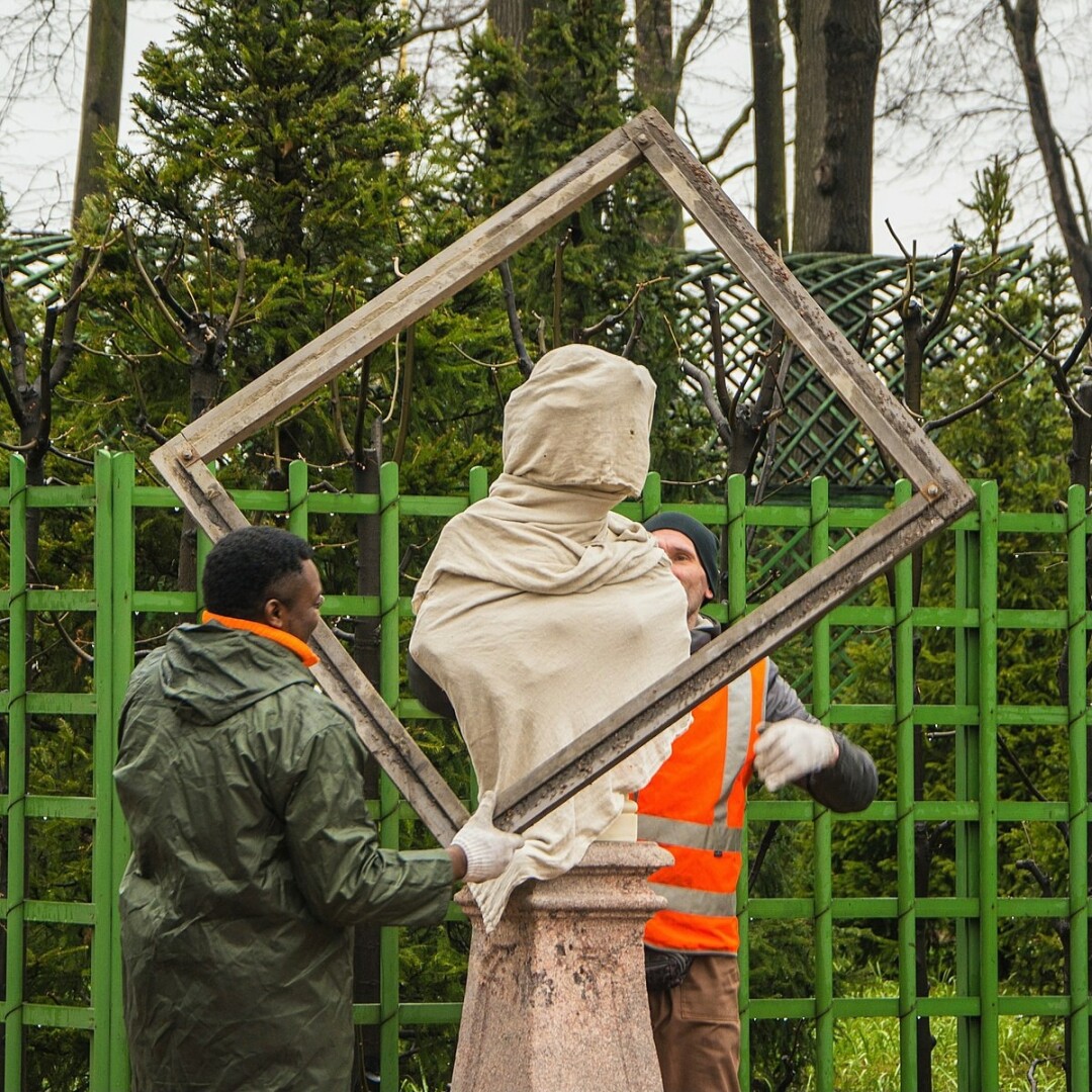 Крестовое гульбище в летнем саду