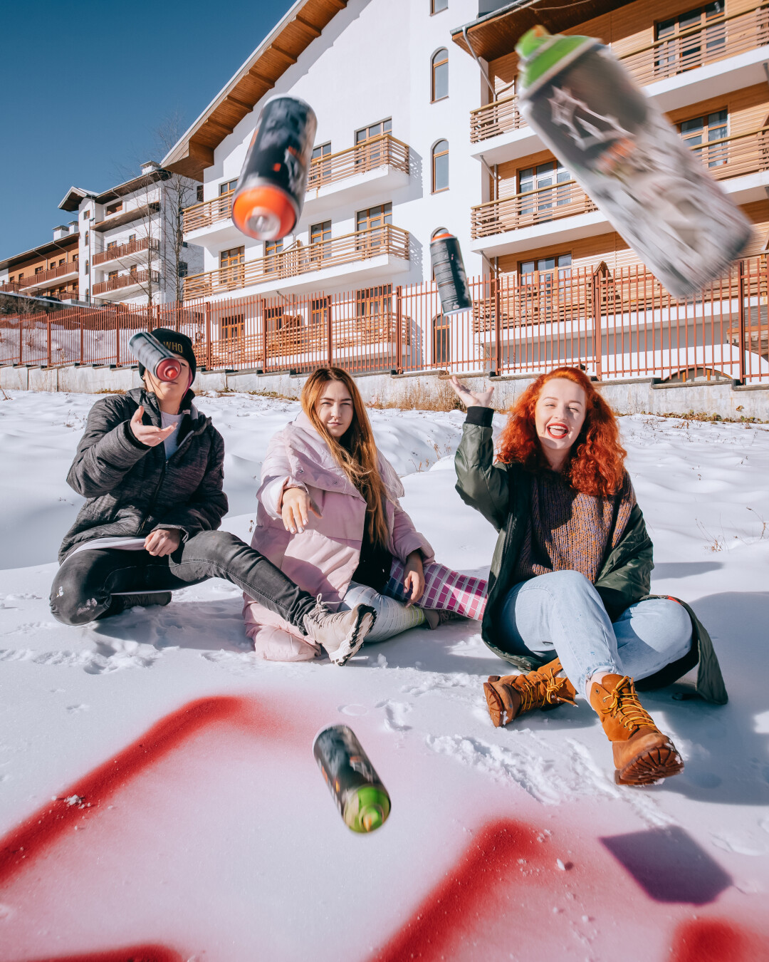 Слева направо: Мария Платонова, художник WHO, Анна Петрусь, основатель WHO, Яна Листопадова, менеджер WHO