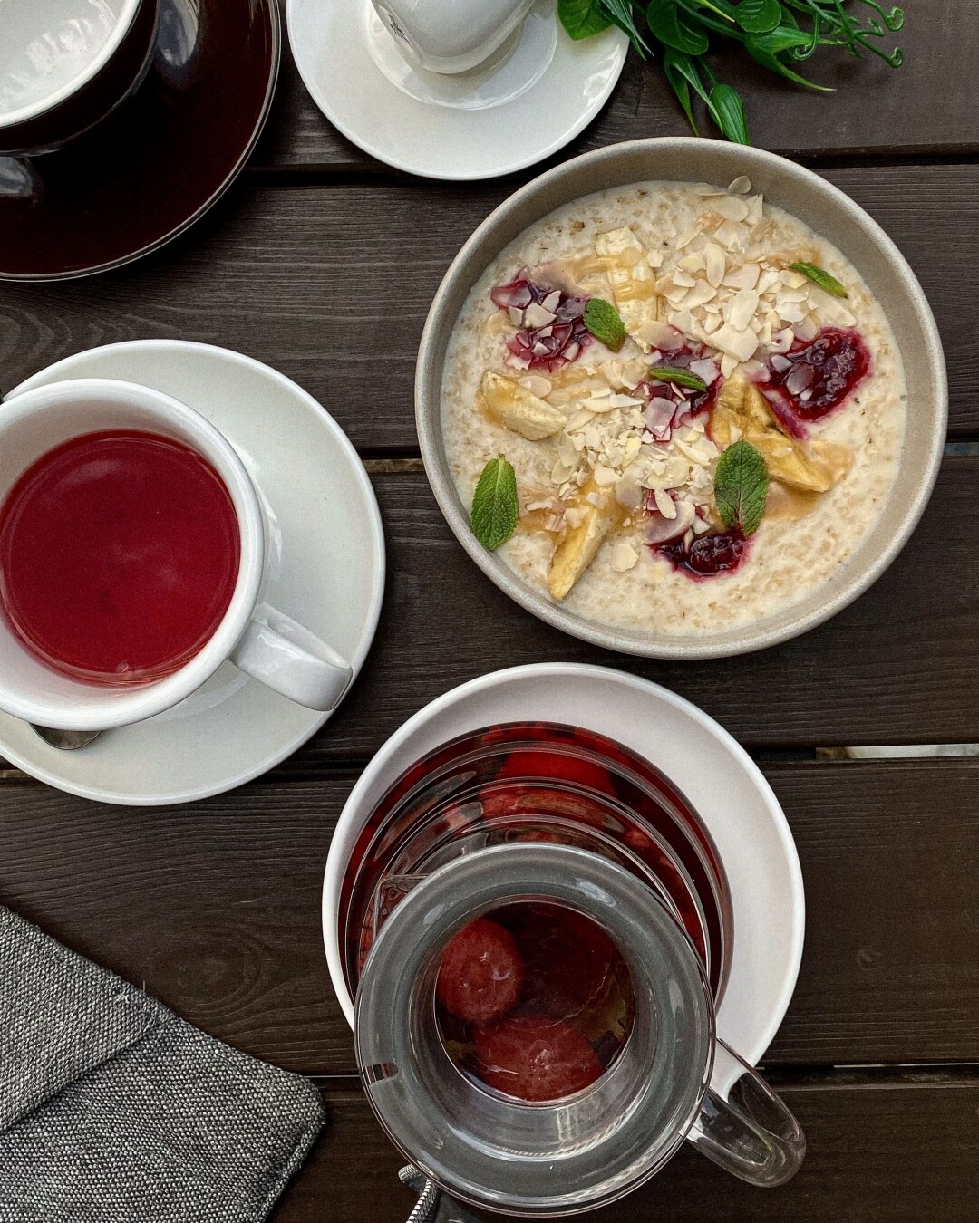 Овсяная каша с бананом, соленой карамелью, малиновым конфитюром и лепестками миндаля, 220 рублей