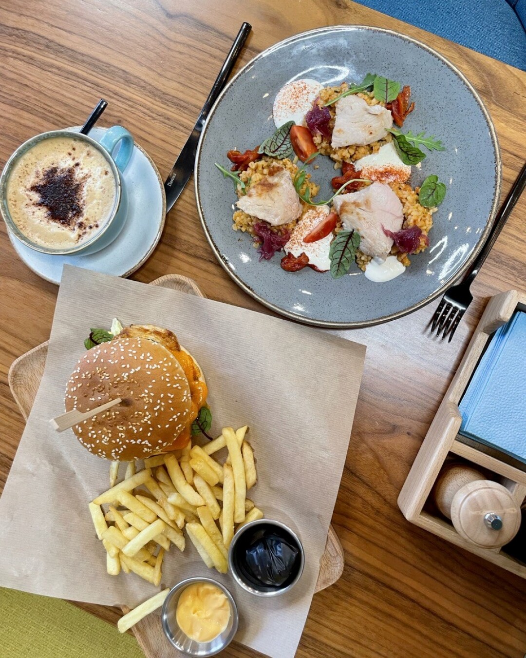 Бургер классический, 450 рублей. Индейка с булгуром, запеченным перцем, карамелизированным луком и томатами в сливочном соусе, 420 рублей