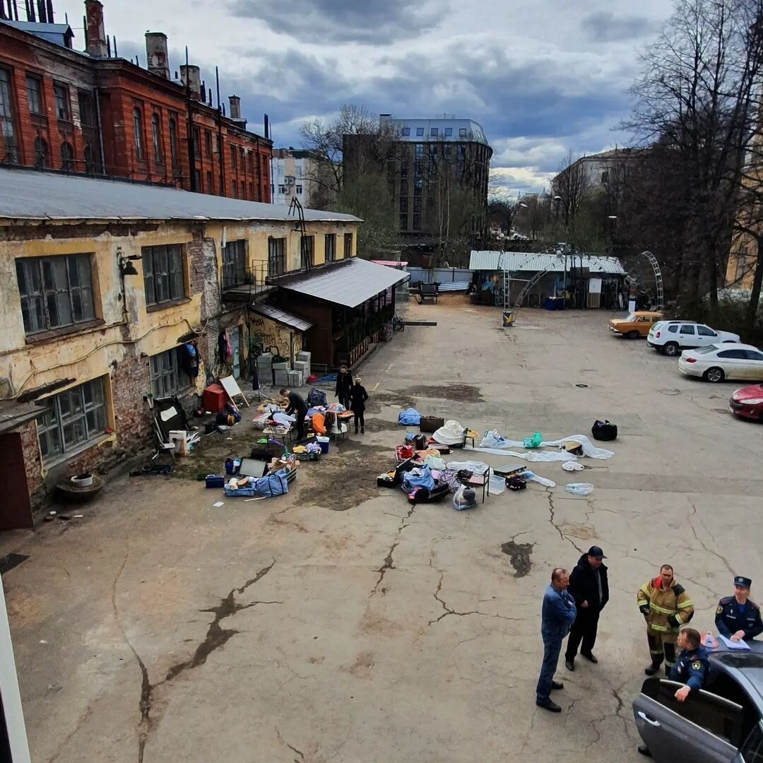 На Васильевском острове из-за пожара была уничтожена мастерская театра  «Небесные бродяги» — создателей сада в стиле Хаяо Миядзаки | Sobaka.ru