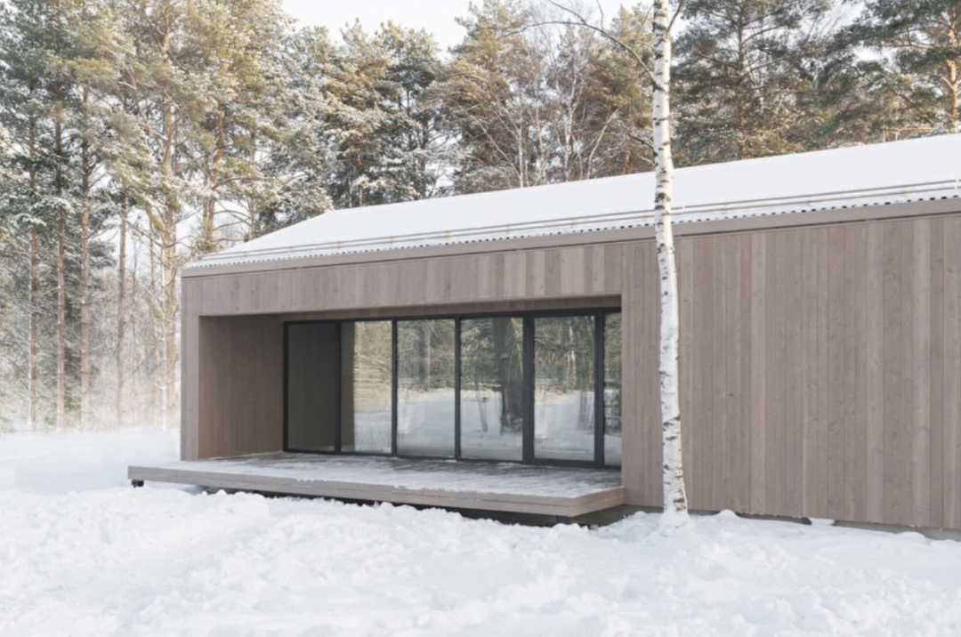 Прямо сейчас команда Арсения Бродача возводит Delo House 3 — это быстровозводимый каркасный дом (108 м2!) с открытой террасой. Окна в пол