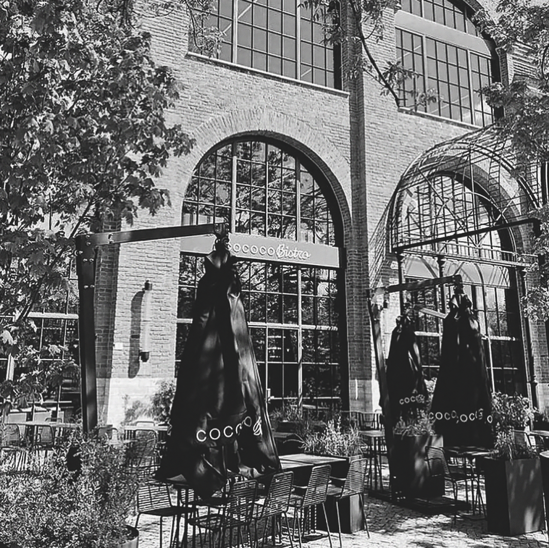 На террасу Cococo Bistro в Новой Голландии Da Bureau поставили шедевр Delo — уличные стулья с подлокотниками «Йо». Как говорится, хит продаж!