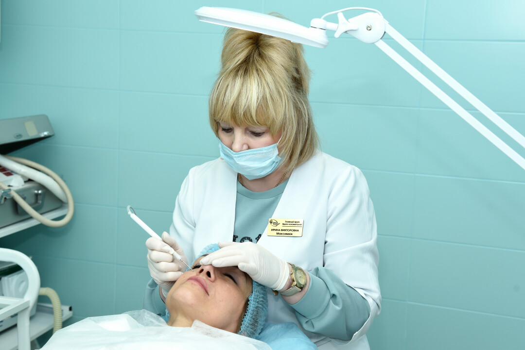 Главный врач Ирина Максимюк проводит электрокоагуляцию доброкачественных новообразований