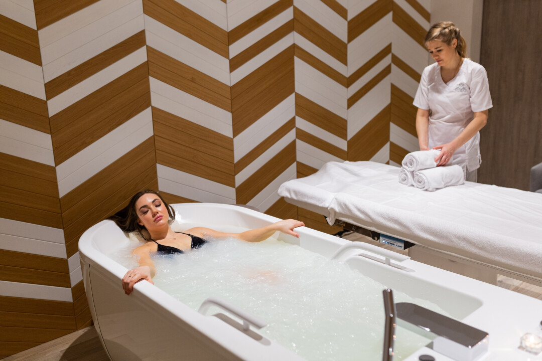 Гидромассажная ванна с молочными протеинами (программа «Тайны Клеопатры»)