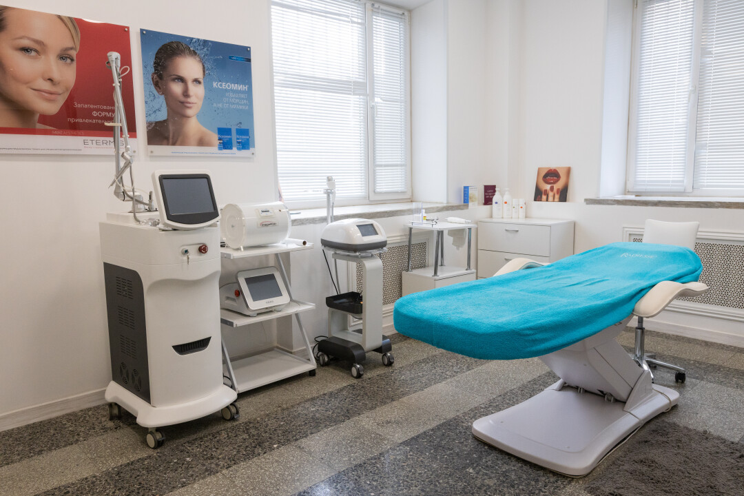 Среди услуг клиники есть многоуровневые уходы за кожей, чистки лица, пилинги, плазмотерапия, комплексное лечение акне и широкие возможности аппаратной