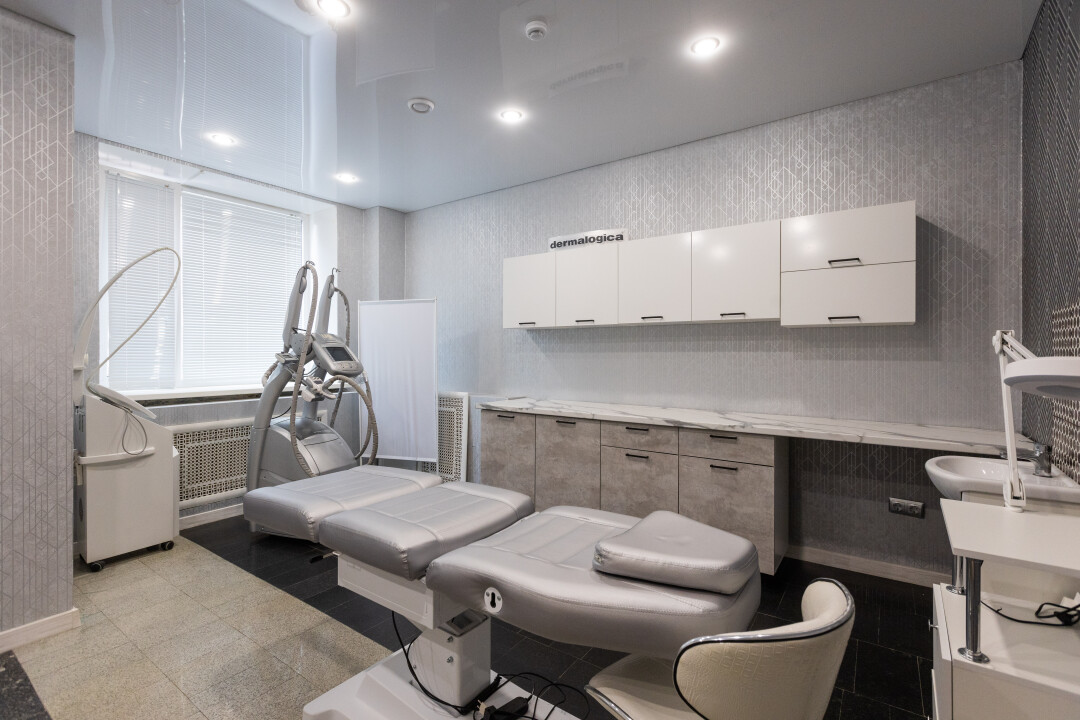 В клинике представлены ELOS-омоложение и микроигольчатый RF-лифтинг, процедуры лазерной шлифовки и многое другое