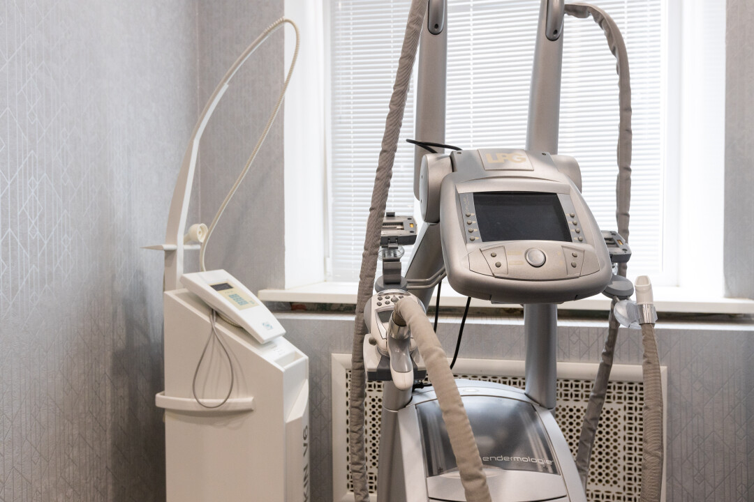 В клинике установлены оригинальные косметологические аппараты, которые поставляются напрямую из стран-производителей