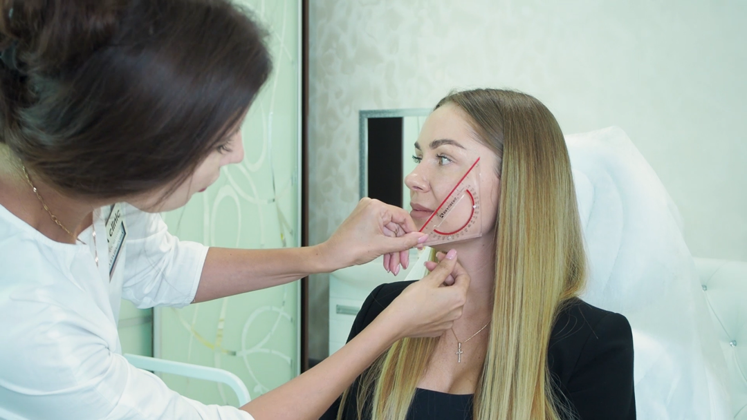 Во время консультации с врачом-косметологом среди широкого выбора филлеров для контурной пластики, нитей для безоперационной подтяжки лица