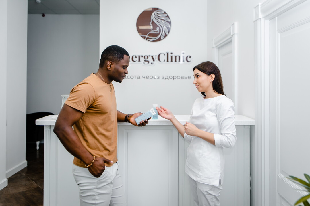 Главный врач, врач-дерматолог, косметолог, физиотерапевт Екатерина Абдрахманова с пациентом