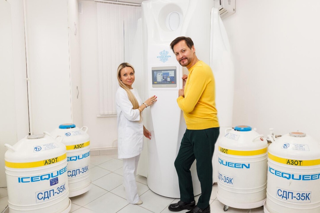 Елена Курамшина и пациент клиники, оперный певец Аскар Абдразаков в кабинете с криокапсулой