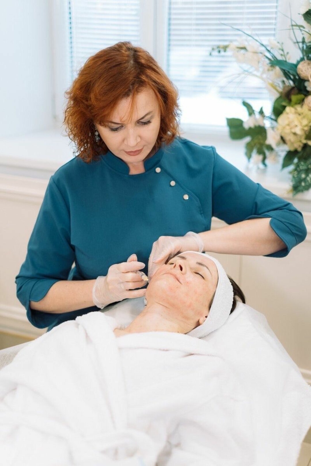 Главный врач Гульнара Домрачева проводит процедуру мезотерапии