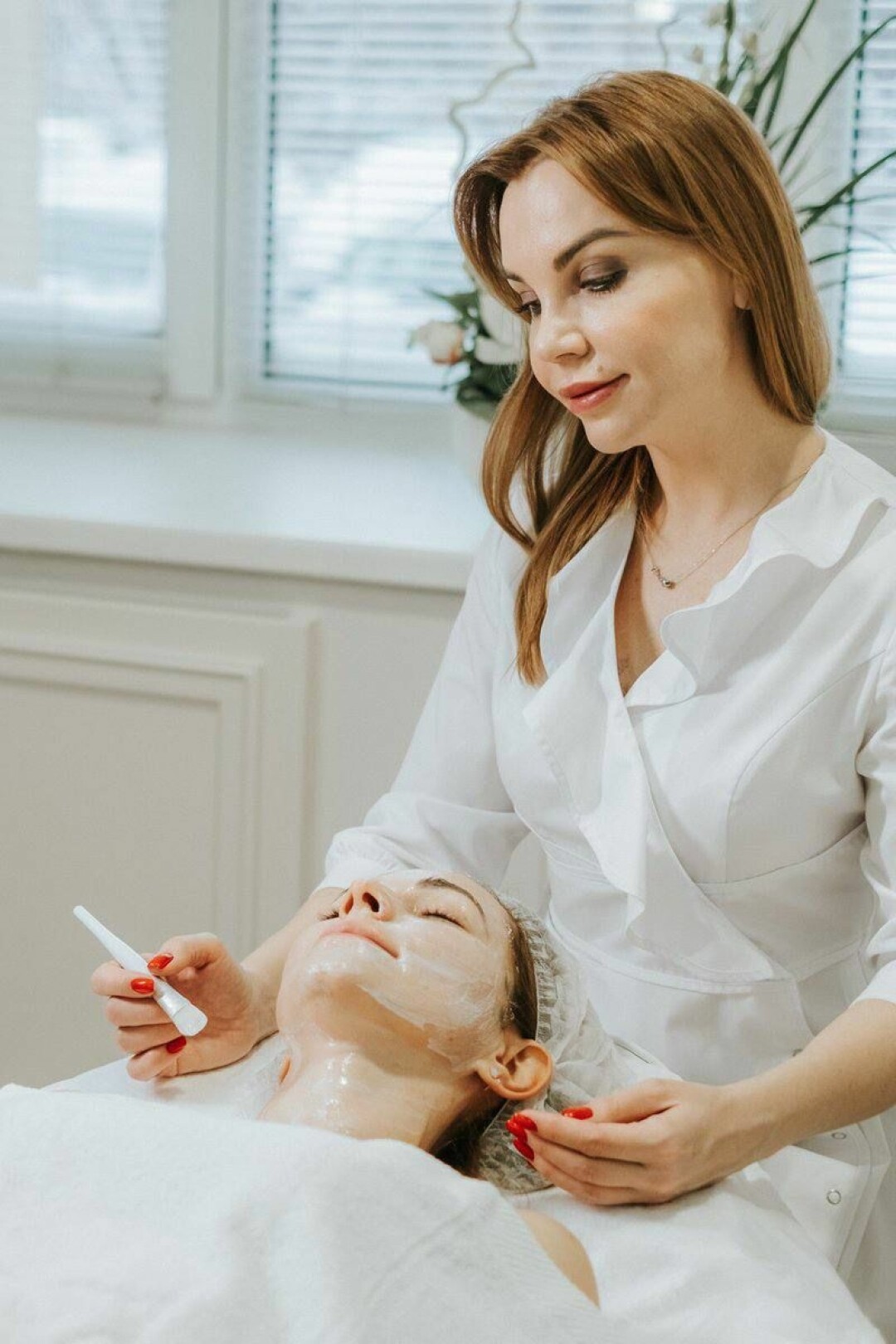 Директор клиники Олеся Зайнуллина проводит основной уход за кожей лица