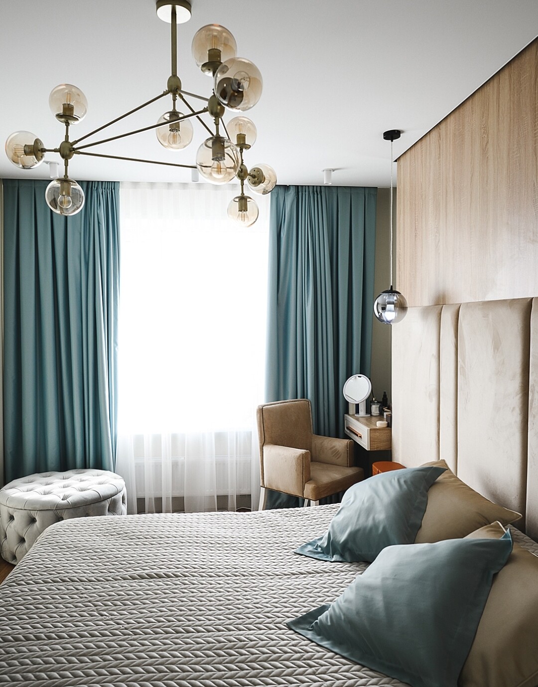 Для оформления спальни дизайнер выбрала более мягкие оттенки – здесь бежевый сочетается с серо-голубым цветом. От этого в комнате уютная, теплая