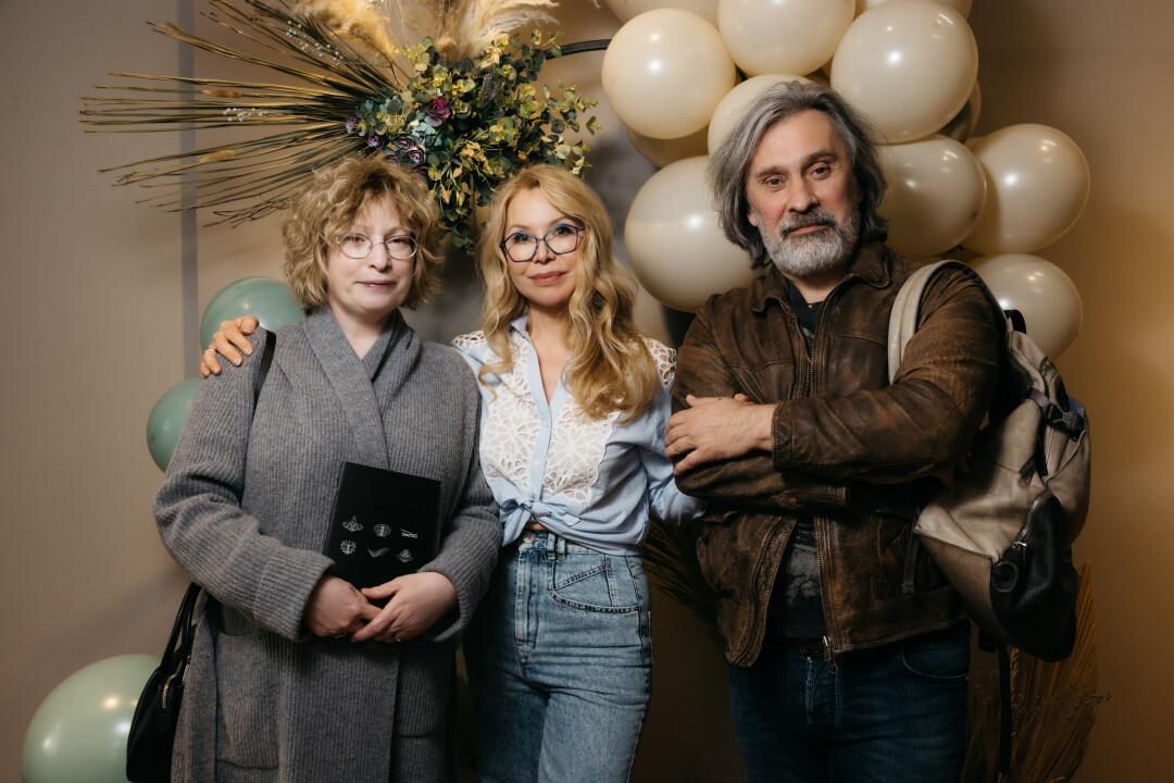 Порноның аузын байлап, скотчпен жапқан