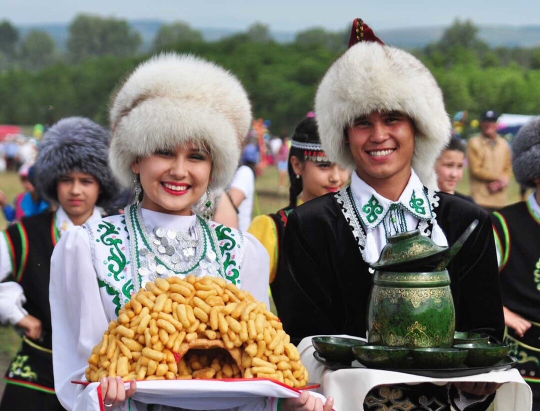 Жители башкортостана. Национальный праздник башкир Сабантуй. Праздники Башкиров Сабантуй. Башкирские гулянья национальные Сабантуй. Башкирский Чак Чак Сабантуй.