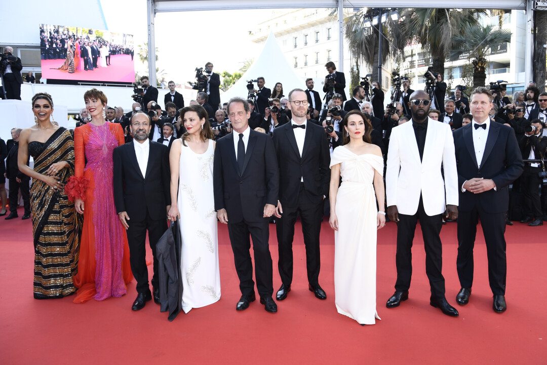 Жюри: Дипика Падуконе в Sabyasachi, Ребекка Холл в Gucci, Асгар Фархади, Жасмин Тринка в Prada и украшениях Chopard, Венсан Линдон, Йоаким Триер, Нуми