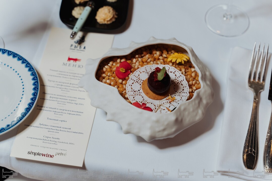 Утиный паштет в глазури из портвейна с печеньем из пармезана