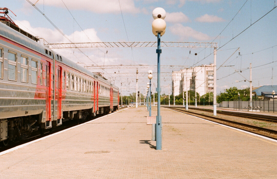 Таврия евпатория поезд. Поезд. Поезд Санкт-Петербург Евпатория. Движущийся поезд.