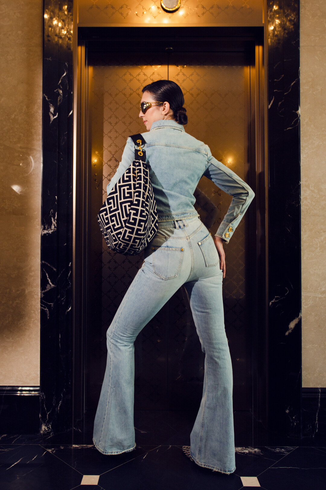 Куртка, джинсы, сумка, сабо Balmain, очки Versace