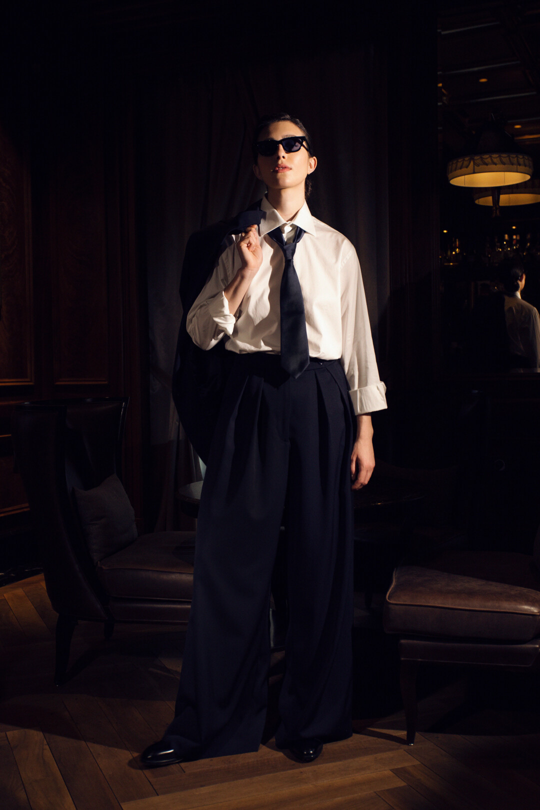 Сорочка Brioni, галстук Dolce & Gabbana, жакет Dries Van Noten, брюки Dries Van Noten, очки Saint Laurent, монки Santoni