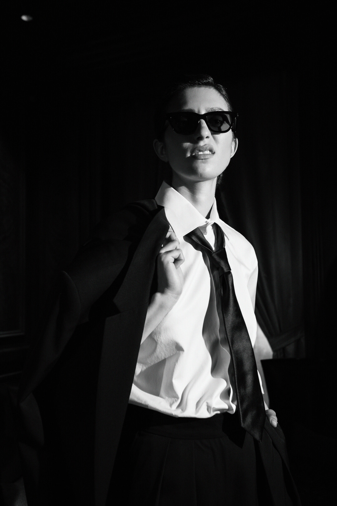 Сорочка Brioni, галстук Dolce & Gabbana, жакет Dries Van Noten, брюки Dries Van Noten, очки Saint Laurent, монки Santoni