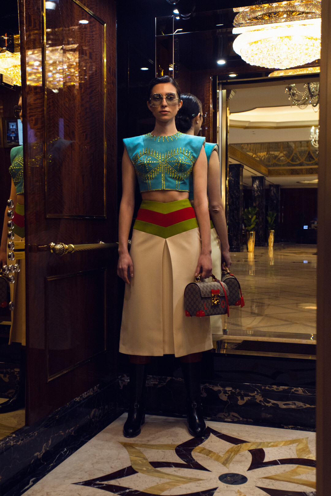 Топ, юбка, сумка, очки, сапоги Gucci