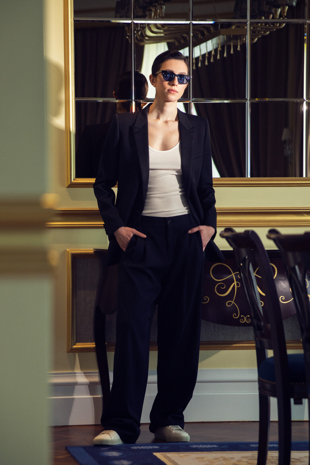 Майка James Perse, жакет, брюки, кеды Saint Laurent