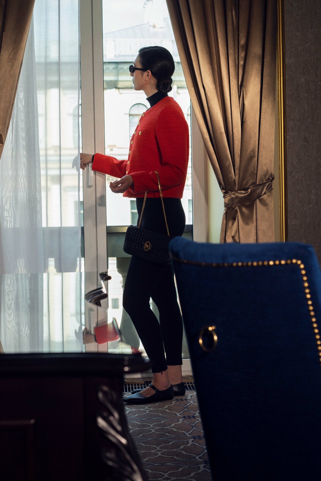 Жакет, сумка, очки Celine, водолазка Joseph, легинсы Totême, балетки The Row