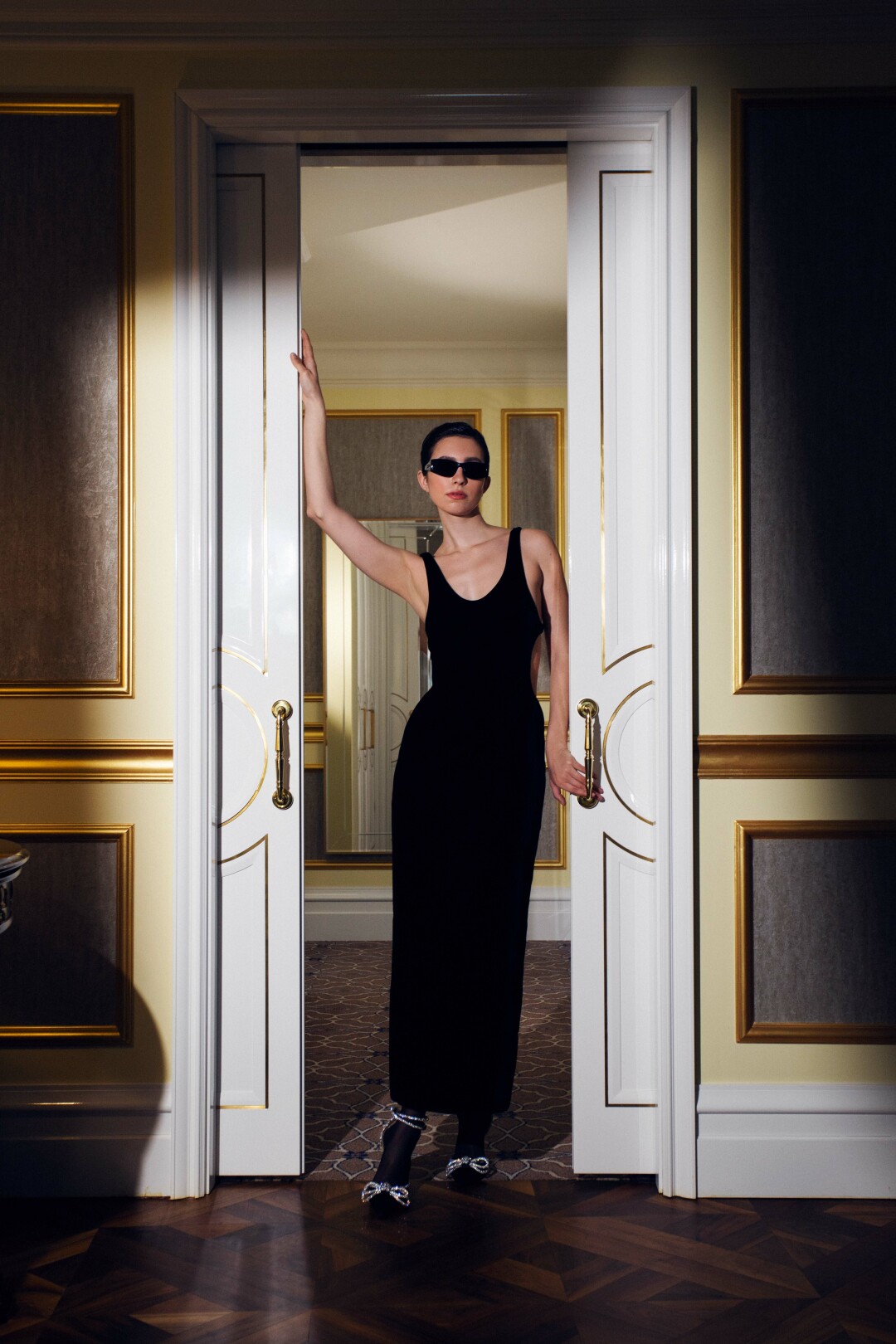 Платье, очки Saint Laurent, туфли Mach & Mach