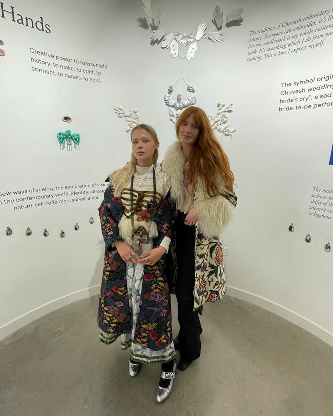 Полина Осипова и Флоренс Уэлч на персональной выставке художницы в Лондоне