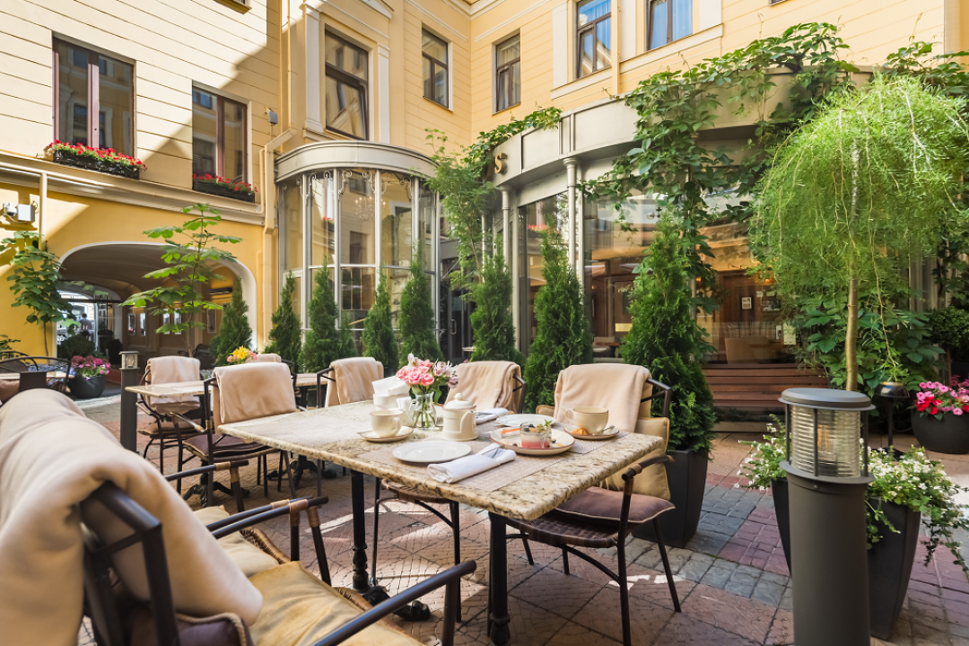 Отель «Гельвеция» Закрытая от шумного центра города терраса Cafe Claret во внутреннем дворе. ул. Марата, 11