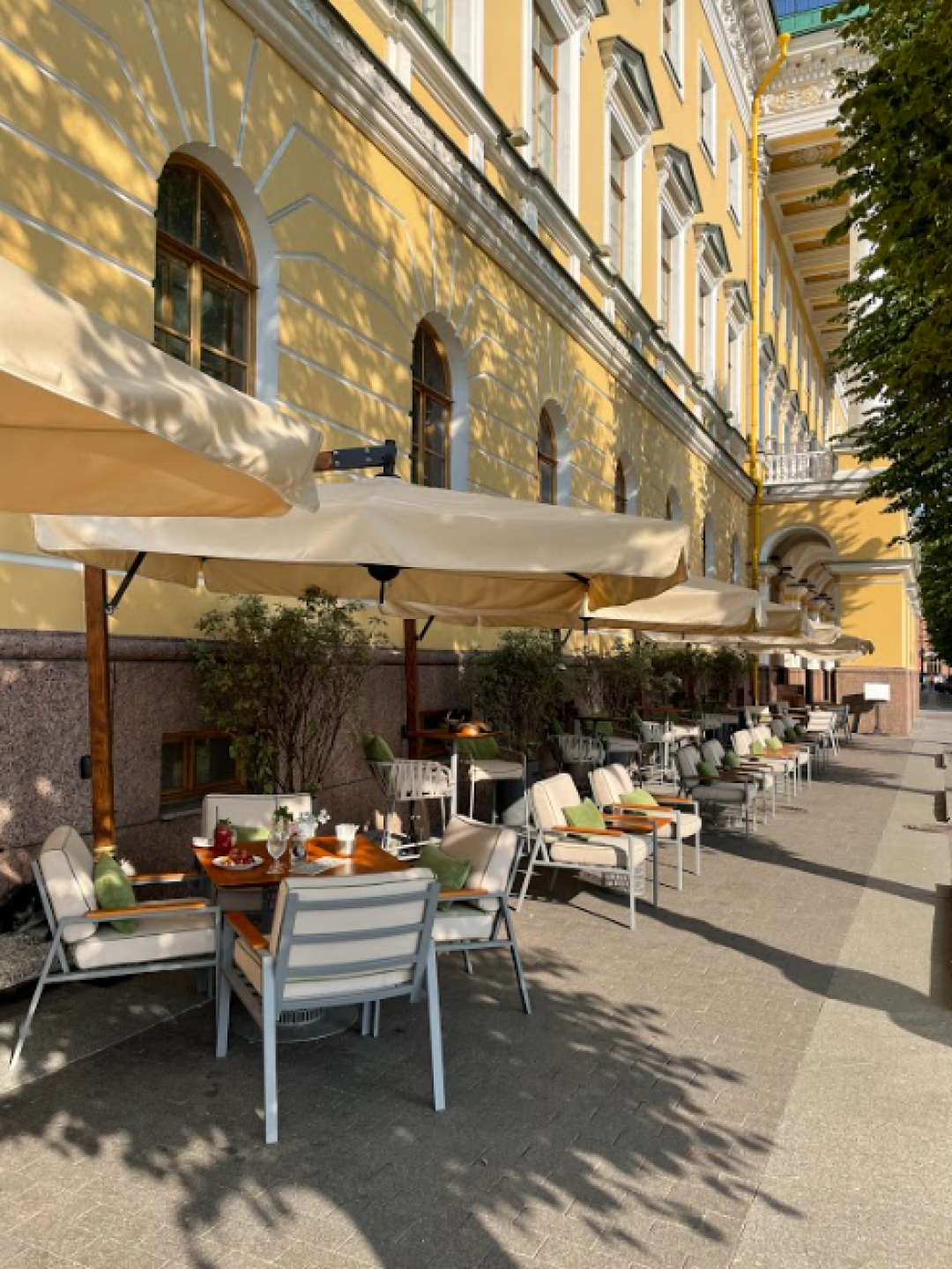 Four Seasons Hotel Lion Palace St. Petersburg Летнее кафе открылось прямо перед Исаакиевским собором. Цветы и растения в меню сигнализируют о