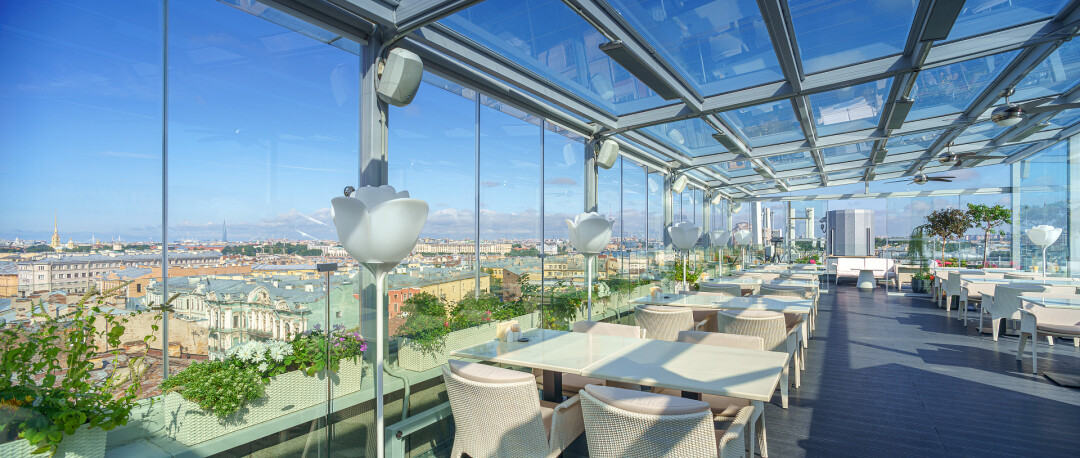 Hotel Indigo Терраса ресторана Vino&Voda с крыши открывает обзор на парадный Петербург. Есть защита от дождя, ветра и прочей непогоды. ул. Чайковского