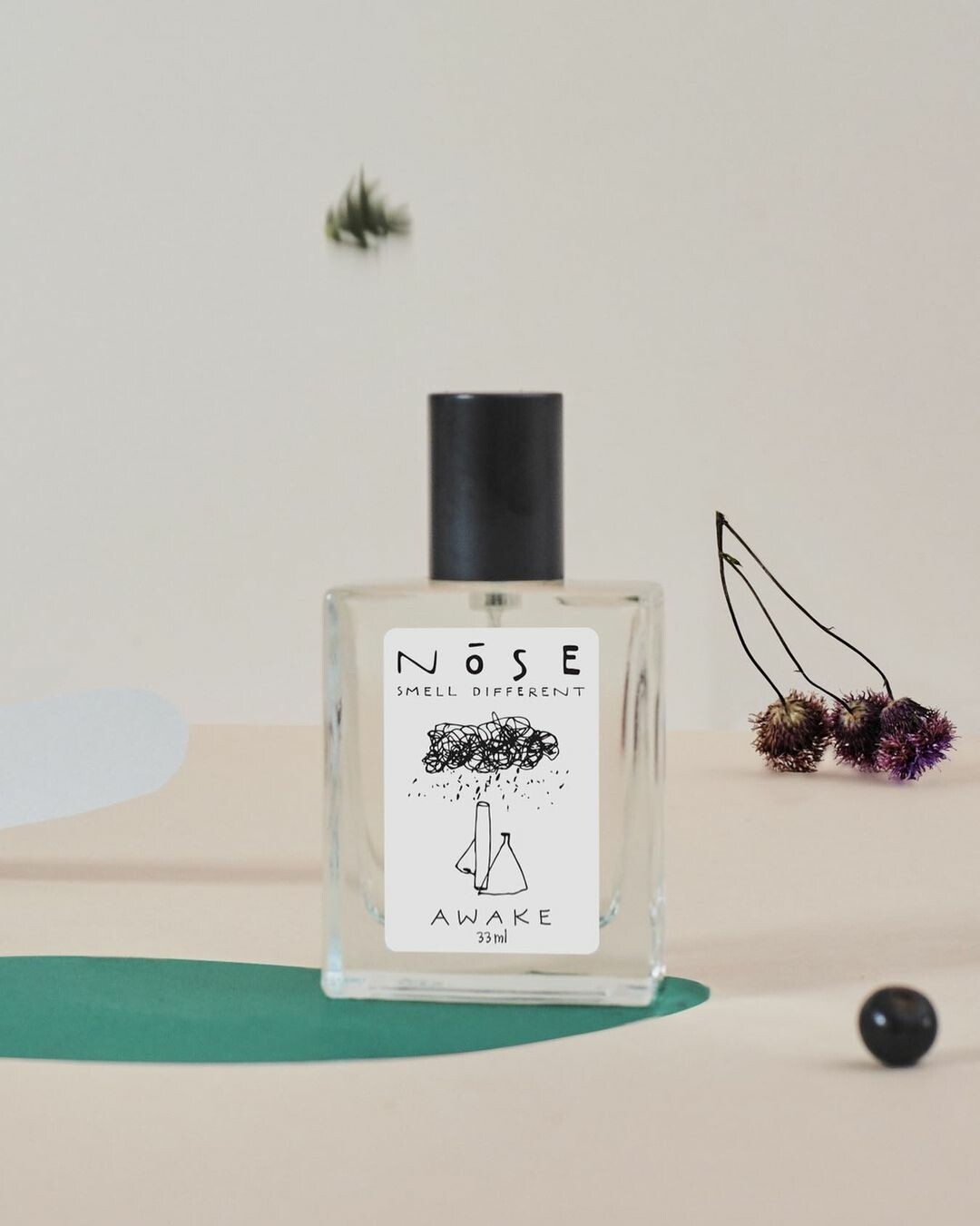 Awake — это утро в лесу, но не после походных посиделок у костра, а, скорее, в уютном глэмпинге где-то в Ленобласти: когда просыпаешься под сенью елей