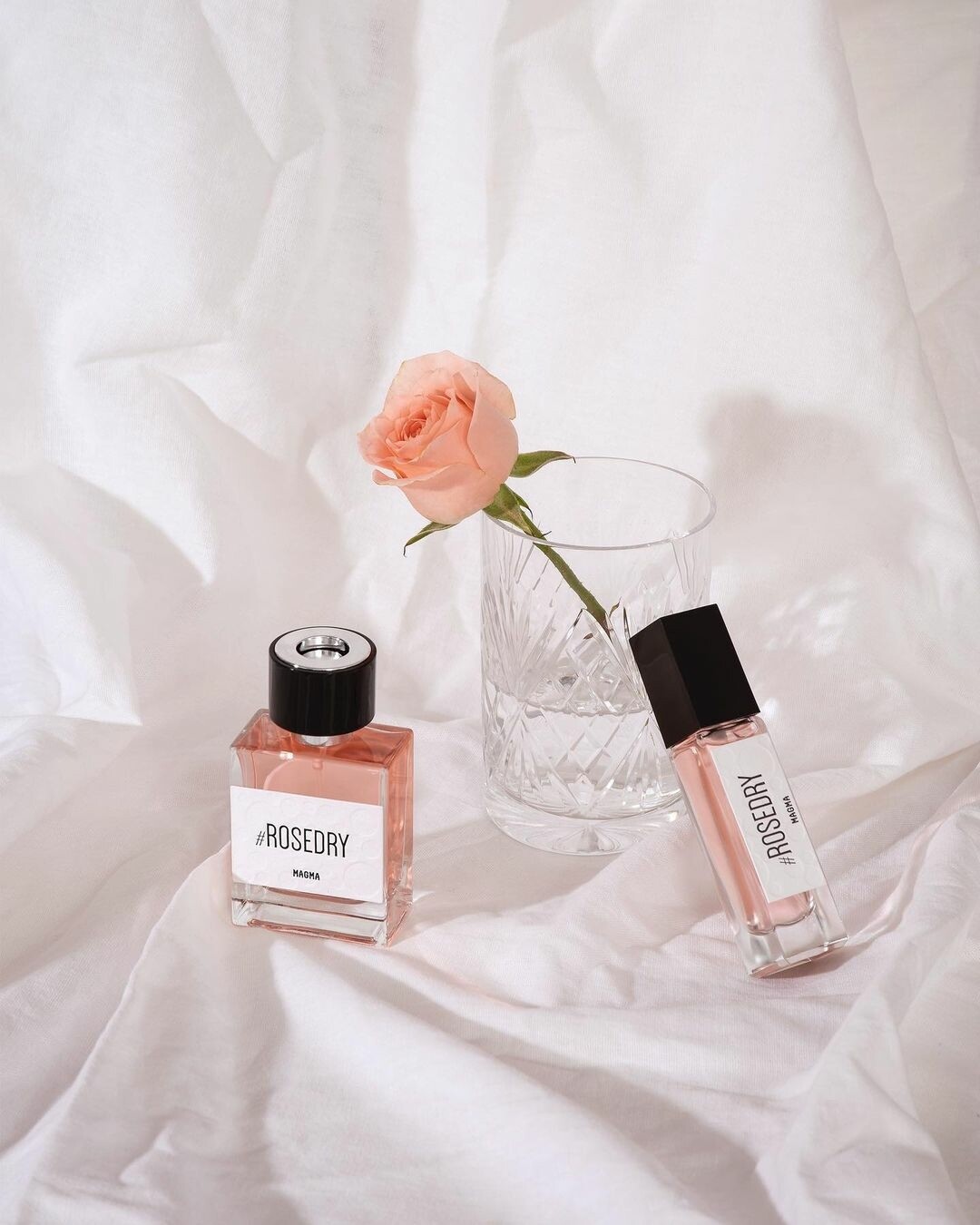 Аромат ROSEDRY наполнен счастливыми воспоминаниями о Санторини, где парфюмер Яна Андреева получила предложение руки и сердца. И попробовала очень