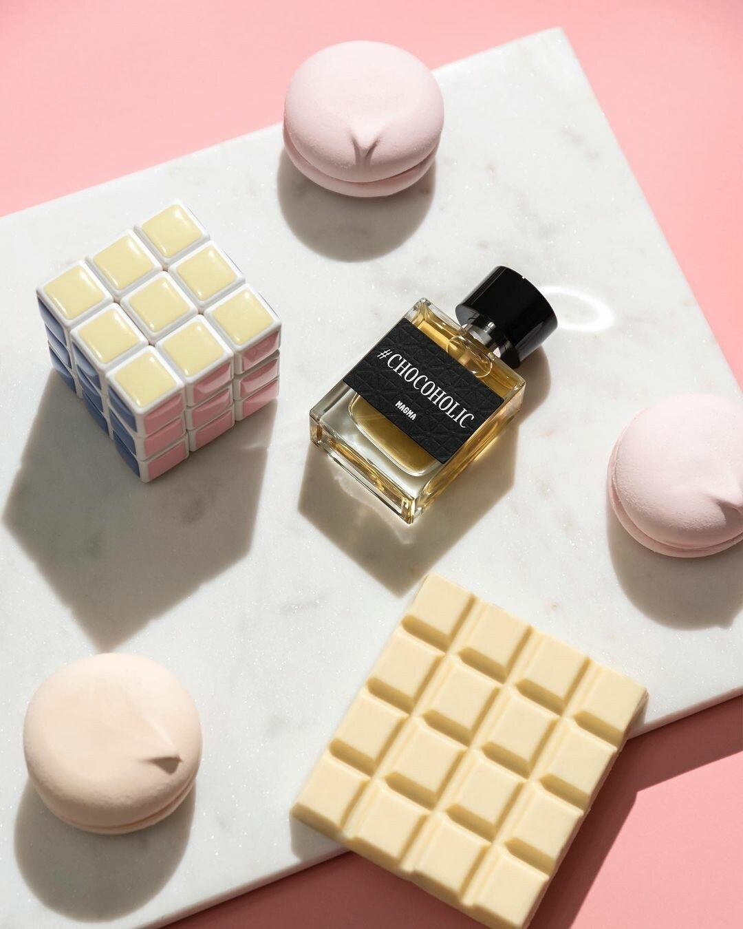 CHOCOHOLIC — это тот десерт, который можно позволить себе даже на диете: белый шоколад с манговыми цукатами и засахаренными фиалками, собранный