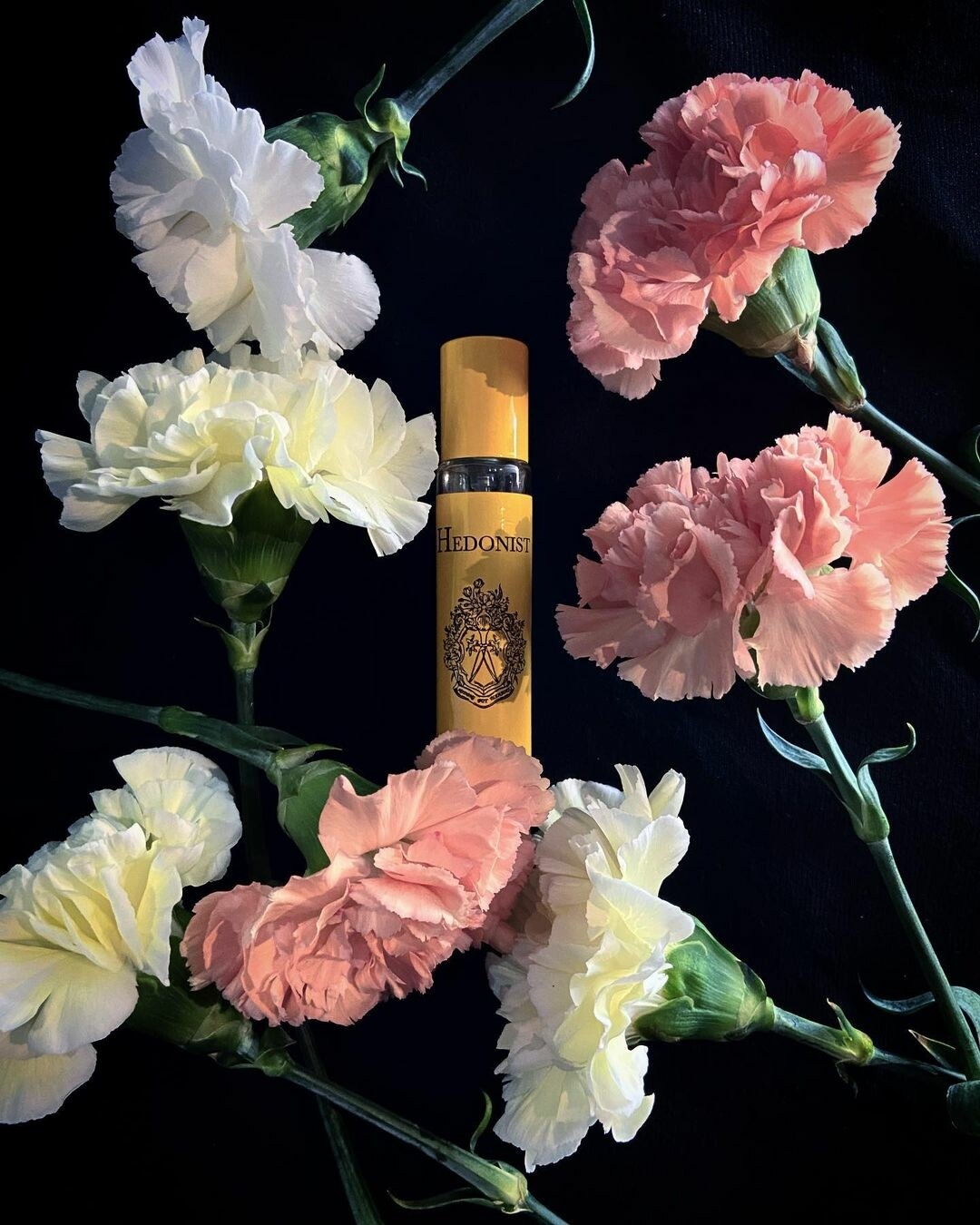 Black Sun — это парфюмерная версия ювелирной броши, созданной в начале XX века выдающимся ювелиром Рене Лаликом. Композицию украшения Валерий