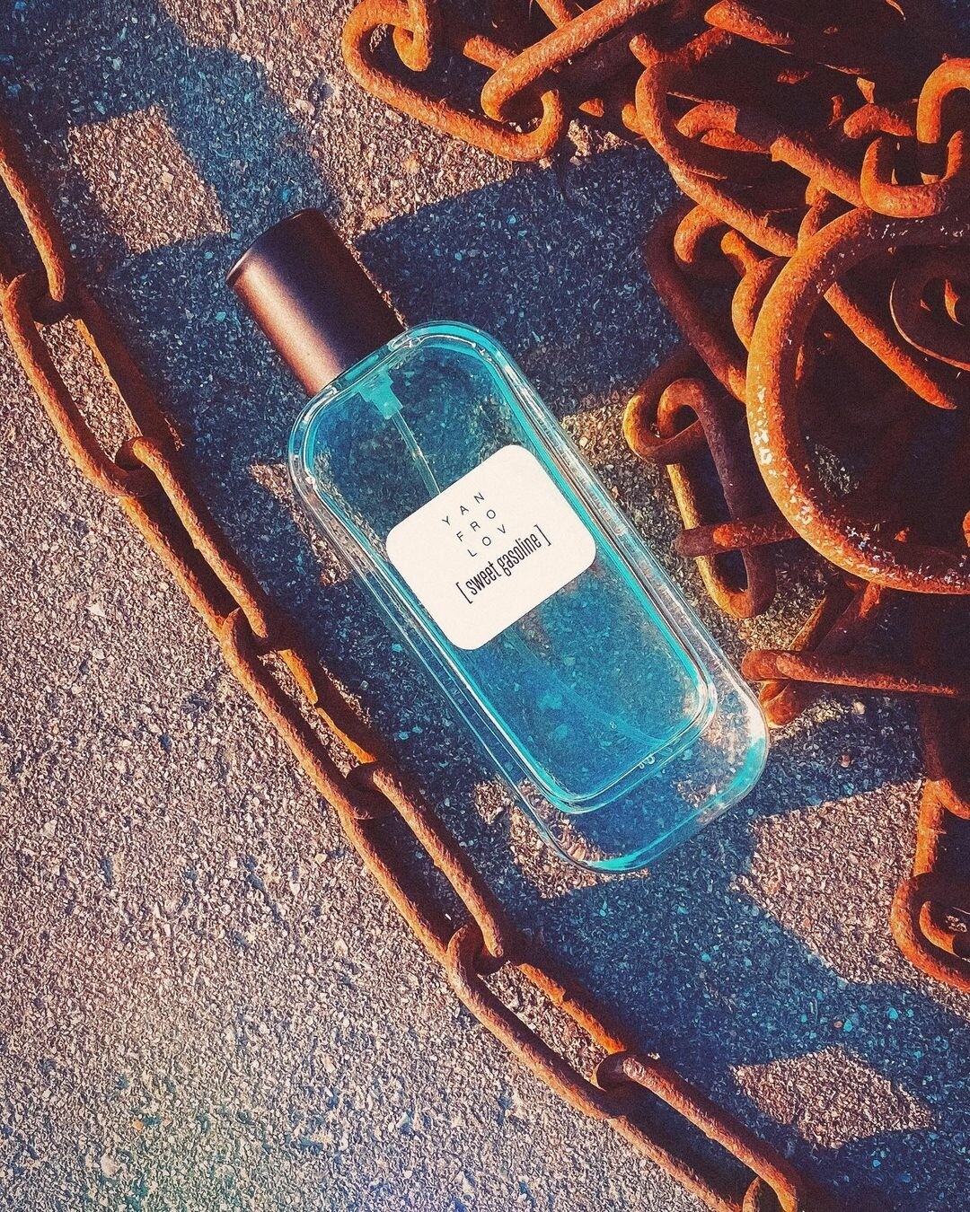 Парфюмер Ян Фролов признается, что Sweet Gasoline — самый продаваемый аромат в его коллекции. Кажется, людей, которым нравится тайком вдыхать едкие