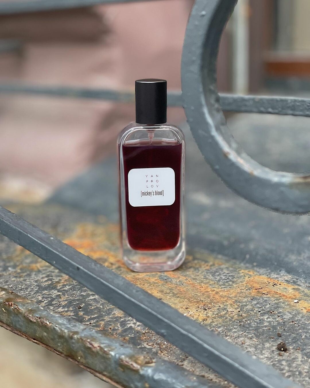 В Mickey’s Blood, как и следует из названия, есть нота крови — ее металлический запах парфюмер воссоздал очень точно. Но не пугайтесь: с Микки все в