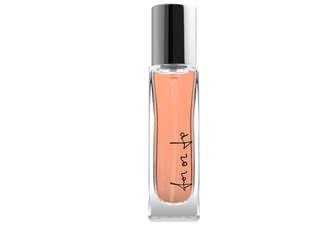 Аромат Sarcasm (один из главных любимчиков бренда у публики) — это хлесткое высказывание на парфюмерном языке. Карамельный табак, инжир, гвоздика