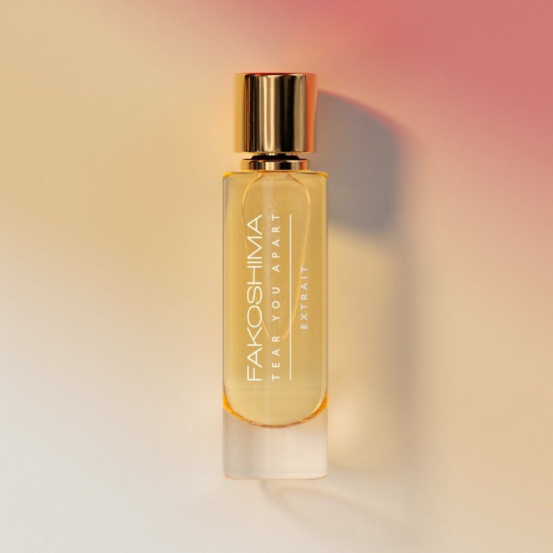 Tear You Apart Extrait — это мелодия того самого бестселлера марки, но выкрученная на максимум. Никаких полумер: древесно-кожаные духи с яркими