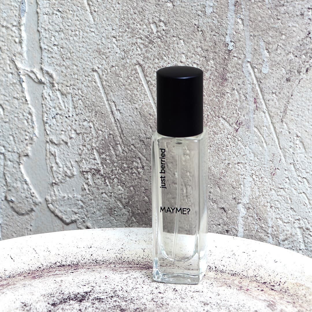 Just Berried задумывался как аромат про юность — для мечтателей и влюбленных. Ягод, вопреки названию, в композиции нет — зато есть листья черной