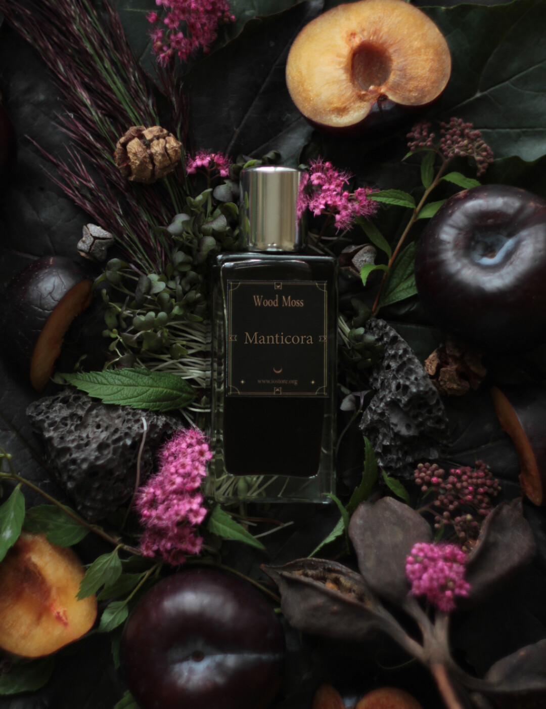 Парфюмер называет Manticora запахом зверя, идущего сквозь мрачный густой лес и собирающего на своей шерсти ароматы мха и трав. Нам этот парфюм